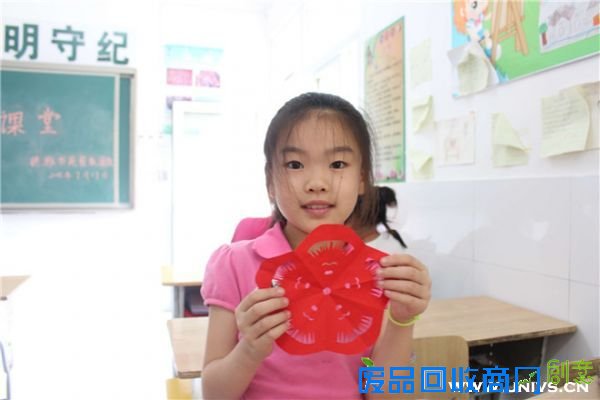 荆山小学学生和她的剪纸作品