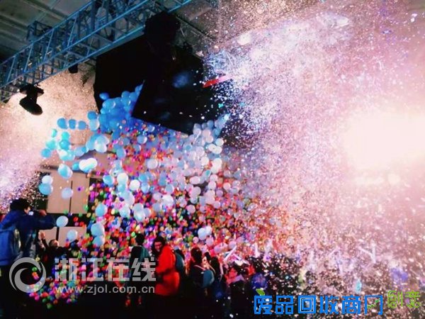 首届多聚好玩青年节潮爆杭城 帅哥靓女现场嗨翻天