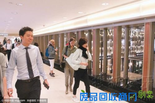 关之琳约好友夜蒲治情伤 炮轰前夫是＂乌云＂