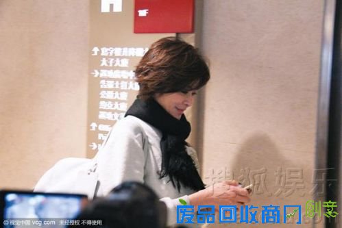 关之琳约好友夜蒲治情伤 炮轰前夫是＂乌云＂