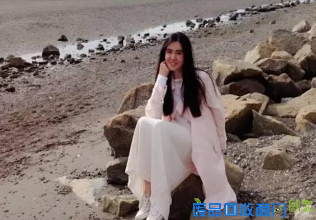 王祖贤晒照庆49岁生日 身上看不出一丝赘肉网友呼女神最美