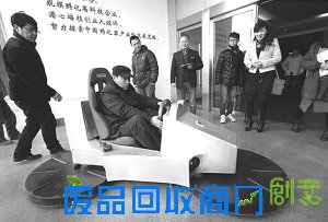 近日，在由武汉知名创业服务平台天使翼主办的创业年会上，30多个“新奇特”创业项目展品让观众大饱眼福。在光谷创业街展会现场，几辆外观酷似UFO的悬浮车十分显眼。翼悬浮科技创始人郑波介绍，该悬浮车能将两个成年人悬浮到10－30厘米的高度，具有很强的娱乐性。目前该产品正在进行自动控制系统的整合和调试，预计2016年10月推向市场。