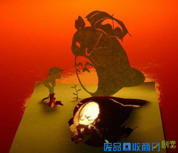 　　【环球网综合报道】据日本新闻网站“en.rocketnews24.com”9月1日报道，日本千叶市的艺术家长屋是一位剪纸大师，他依据历史悠久的意象物，如凤凰等，创作出了很多剪纸工艺品。现在，他将视线投向了更具现代气息的卡通人物形象，而这些卡通形象均被呈现在一张张便利贴上。