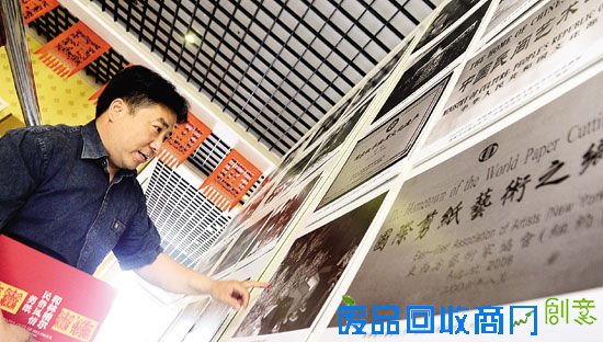 整整一面墙的荣誉都是他珍贵的回忆。