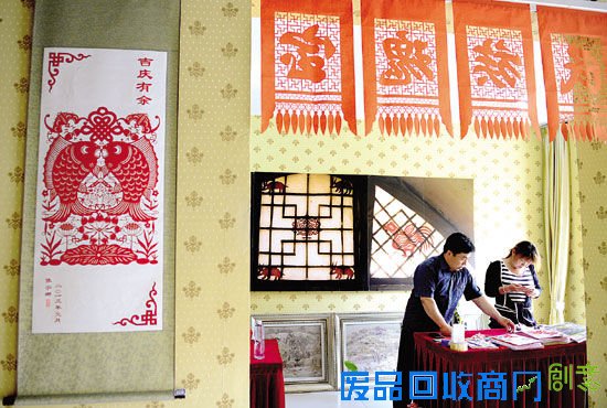 段建珺在他的剪纸传习所内与学生交流剪纸心得。