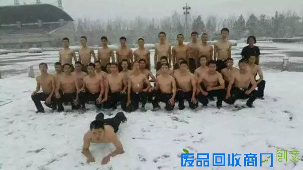 搞笑图片：咋一看以为菇凉没穿衣服