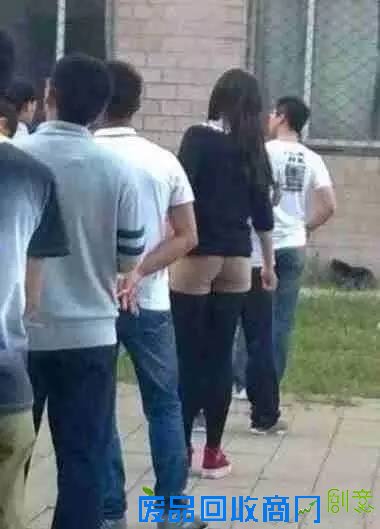 搞笑图片：咋一看以为菇凉没穿衣服