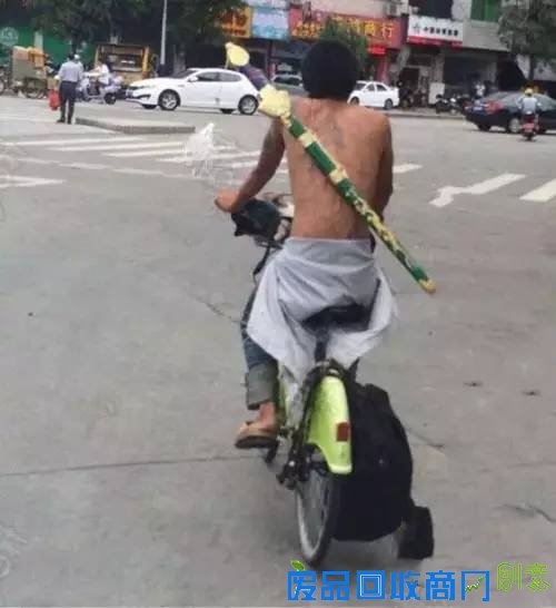 搞笑图片：咋一看以为菇凉没穿衣服