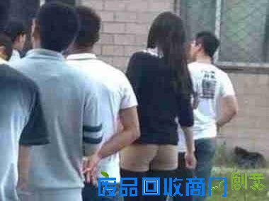 搞笑图片：咋一看以为菇凉没穿衣服