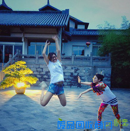 搞笑图片：一个多么感人的背影