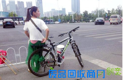 搞笑图片：一个多么感人的背影