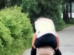 搞笑图片：一个多么感人的背影