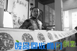 马建海在展示二十四孝剪纸作品。