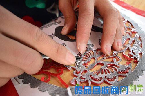 南昌小学生传统剪纸迎新年(图)