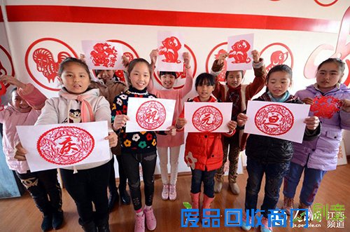 南昌小学生传统剪纸迎新年(图)