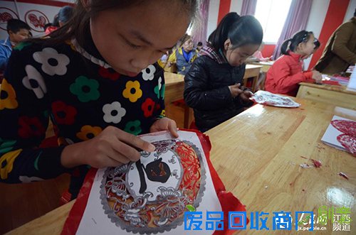 南昌小学生传统剪纸迎新年(图)