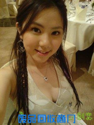 邓紫棋自拍拜早年 邓紫棋被曝16岁失身揭与猛男床战激情照