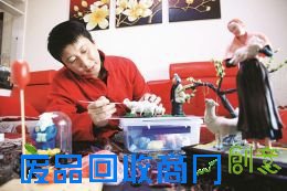 王俊锋正在制作面塑作品。