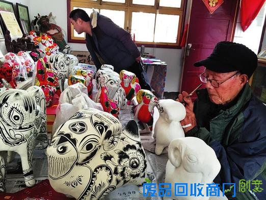 工艺泥塑节前走俏 不少人选择以此作为春节礼物