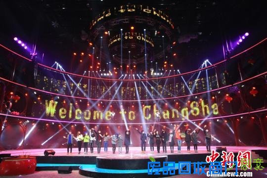 局部创新重节俭  央视羊年春晚舞台“拷贝”马年 