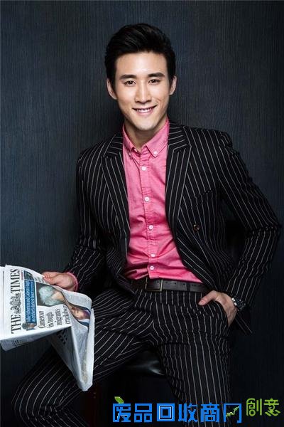 易扬做客《请教请教》 现场教咏春拳秀健硕身材