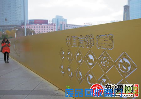 11月17日，行人从人民广场新安装的“中国传统剪纸元素”艺术墙旁走过。