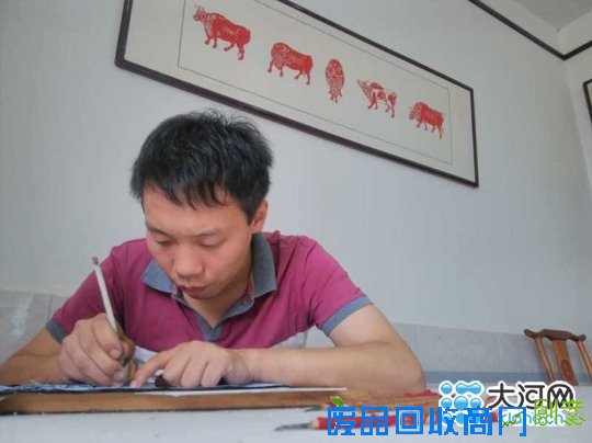 漯河职院青年教师陈明杰用刻刀在纸上作画 创造出千副剪纸精品