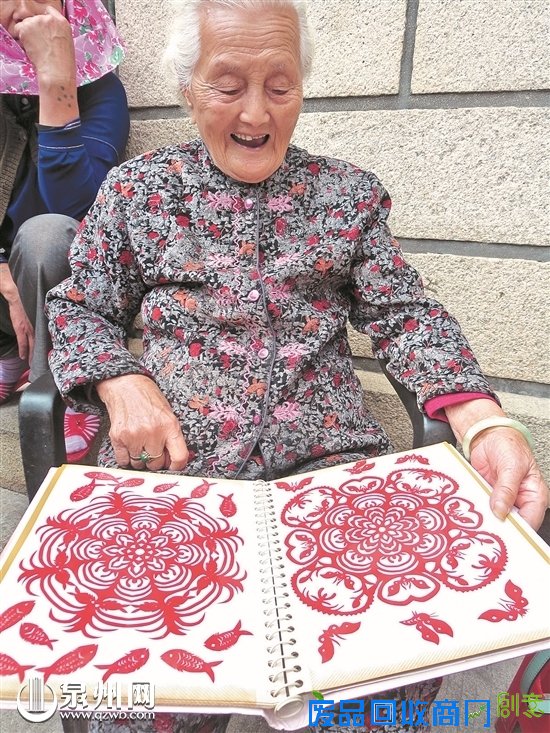 晋江深沪九旬阿婆自学剪纸六十年 一纸一刀出精彩
