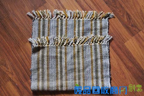 用废旧地毯DIY一个好看的手包