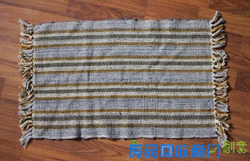 用废旧地毯DIY一个好看的手包