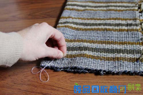 用废旧地毯DIY一个好看的手包