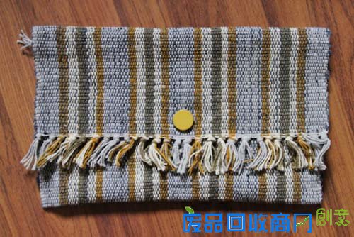 用废旧地毯DIY一个好看的手包