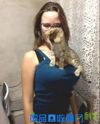 搞笑图片：哥哥你这样能看到东西吗？