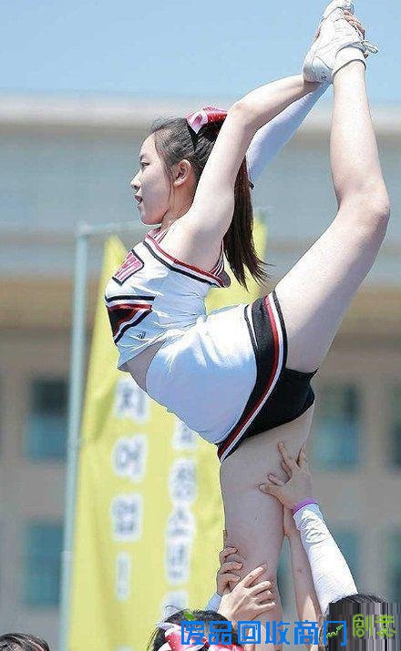 搞笑图片：哥哥你这样能看到东西吗？