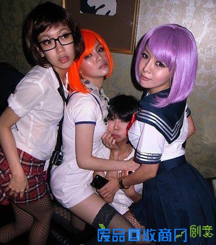 搞笑图片：哥哥你这样能看到东西吗？