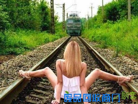 搞笑图片：哥哥你这样能看到东西吗？