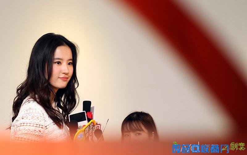 刘亦菲：和宋承宪第一场拍的就是吻戏