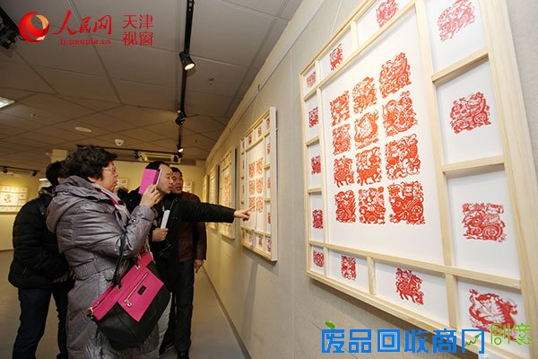 图为市民参观京津冀民间剪纸、漫画艺术交流展-(1)