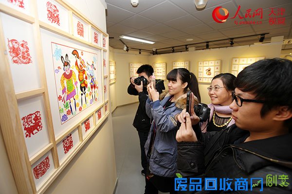 图为市民参观京津冀民间剪纸、漫画艺术交流展-(2)