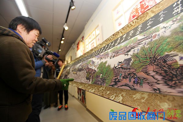 图为天津剪纸艺术家许志齐先生创作的8米剪纸长卷《清明上河图》