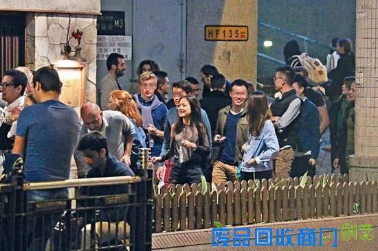 [娱乐八卦]张学友女儿曝光 2名外籍男同学围着团团转