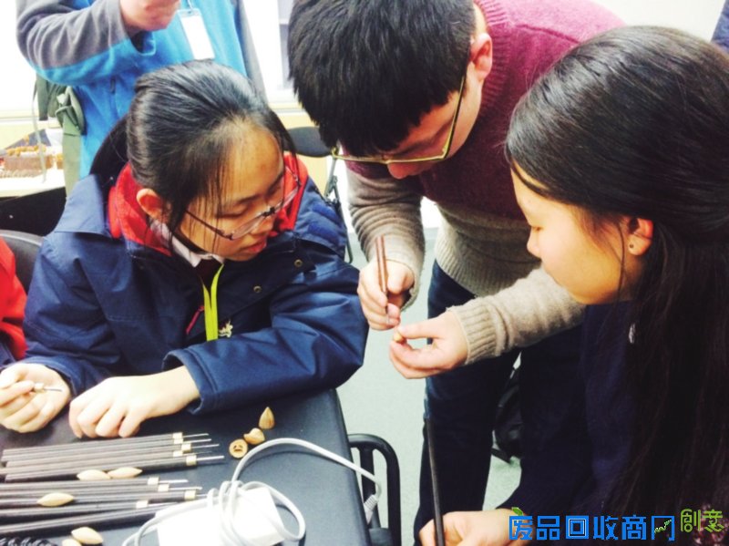 　　老师给学生传授核雕手艺。梦婷摄