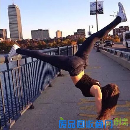 每日搞笑图：妹子，你没有捂住