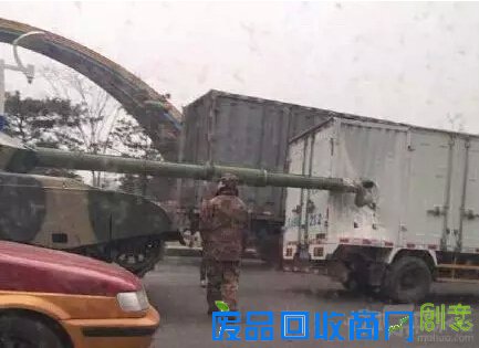 每日搞笑图：妹子，你没有捂住