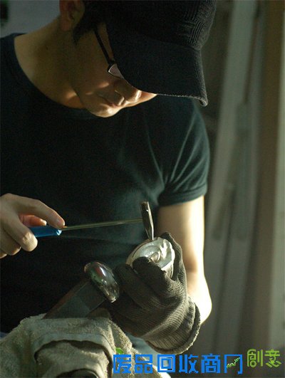 “玩银工房”掌门人钟维文银壶展开幕