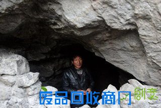 男子月入三千寄回家住山洞