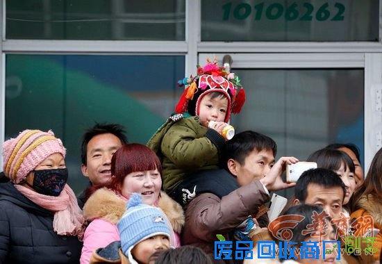 今天，宝鸡市陈仓区赤沙镇，不少两三岁的小孩戴着奶奶、姥姥亲手制作的虎头帽，精致的手工活惹得不少城里人眼热。