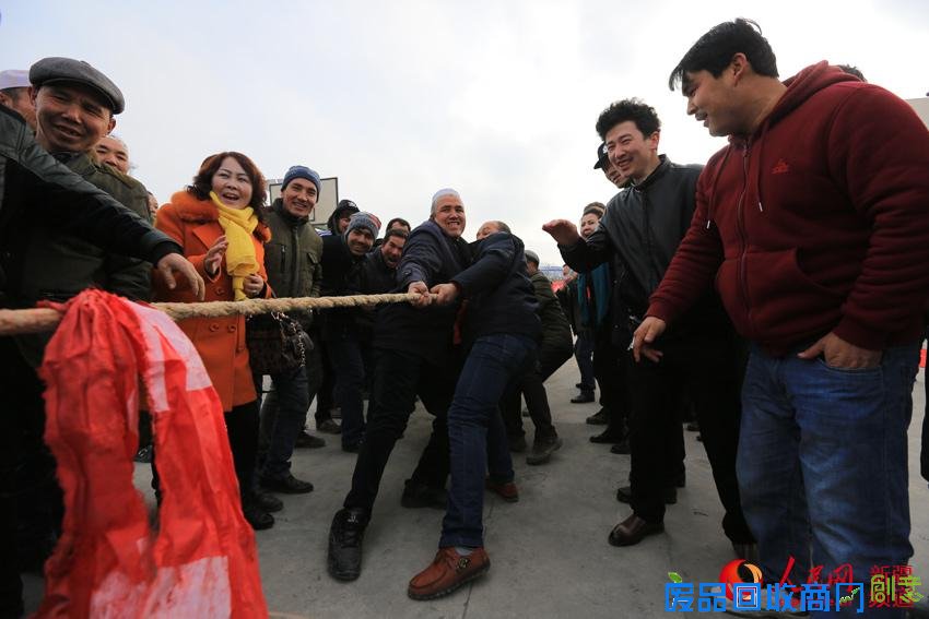 博湖县查干诺尔乡农牧民齐心协力角逐“拔河王”。年磊 摄