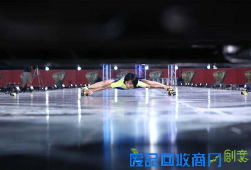 《挑战不可能》刘恺威把挖掘机当赛车开