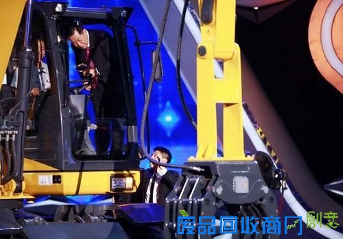 《挑战不可能》刘恺威把挖掘机当赛车开